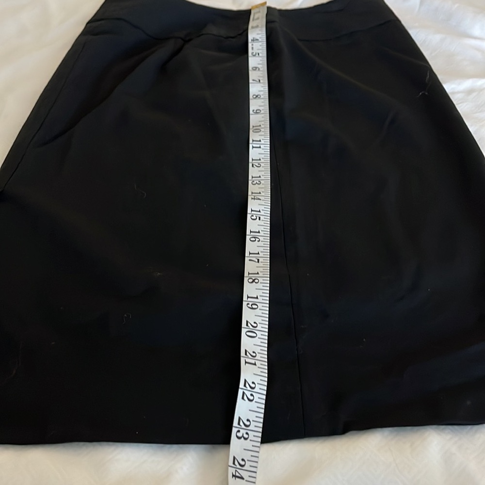Banana Republic black lined stretch skirt, size 2, side zipper, slit in back - Picture 2 of 10